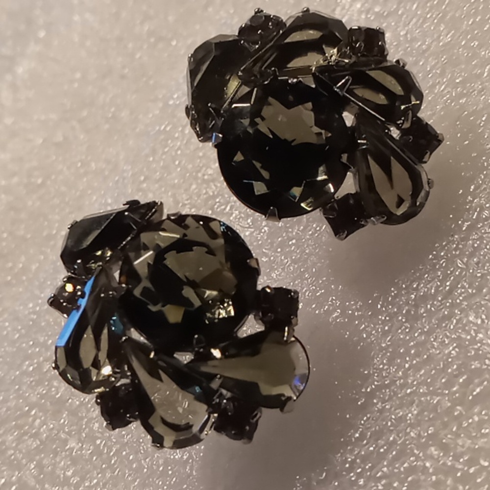 Vintage Smoky gray crystal cut glass pinwheel style silver clip on earrings.